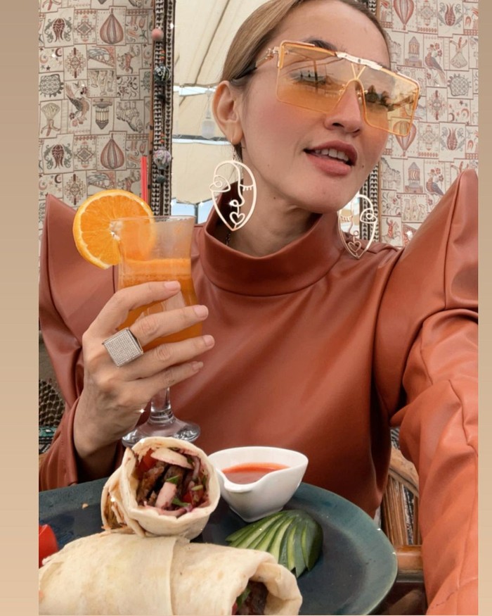 Mewahnya Gaya Indah Sari saat Makan Sushi