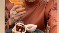 Wanita cantik kelahiran 19 Maret 1984 tersebut juga dikenal dengan gayanya yang mewah. Gaya hidupnya yang mewah itu sering dibagikan lewat Instagram pribadinya. Foto: Instagram @indahsariofficial