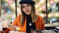 Tak kalah mewah, gaya Indah Sari saat menikmati barbeque ini juga menarik perhatian. Bergaya candid dengan sepiring daging di hadapannya. Foto: Instagram @indahsariofficial