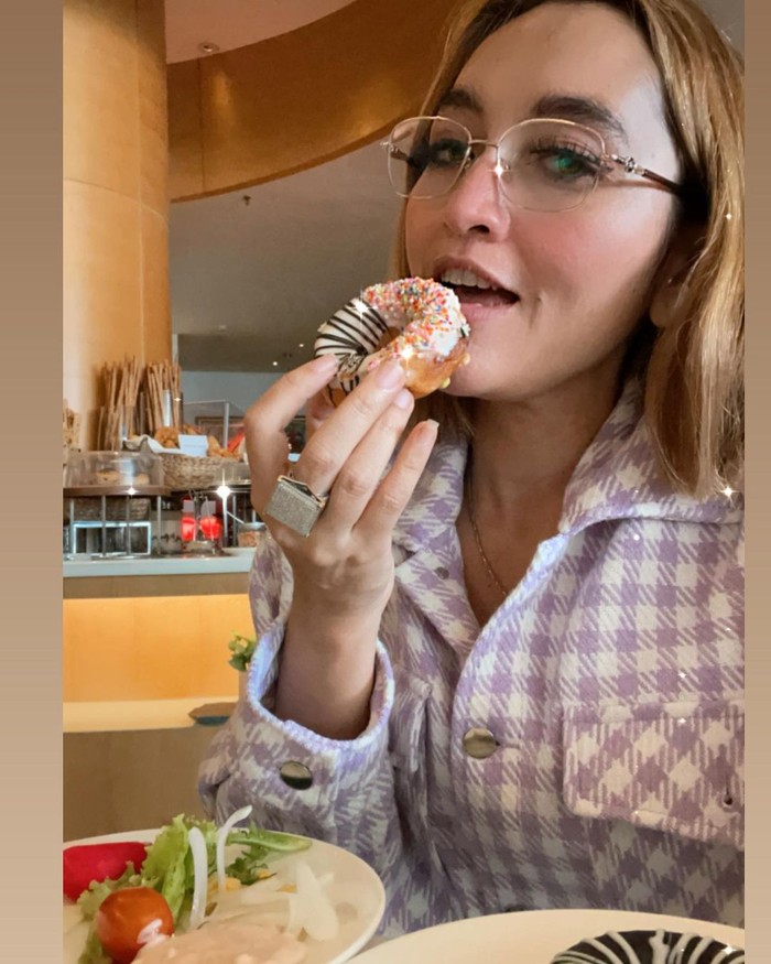 Indah Sari Mewahnya Gaya Indah Sari saat Makan Sushi