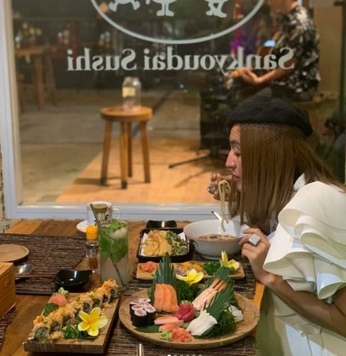 Mewahnya Gaya Indah Sari saat Makan Sushi