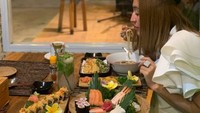 Selain restoran Chinese Food, Indah Sari juga hobi kulineran di restoran Jepang. Seperti pada momen ini, ia tampak asyik menikmati aneka sushi.  Foto: Instagram @indahsariofficial