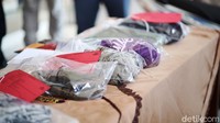 Polisi juga menunjukkan sejumlah barang bukti pembunuhan.