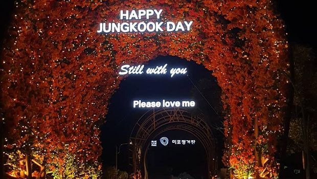 Jalur Bunga setinggi 10 meter dan lebar 10 meter untuk Jungkook di pintu masuk Mipo Blueline Park, Haeundae Busan (Tangkapan Layar Twitter @Jungkook_SNS)