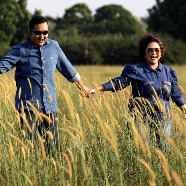 Di Instagram, keduanya tak ragu untuk memamerkan kemesraan mereka. Sebuah unggahan memperlihatkan keduanya berpose dengan busana denim yang kompak. 