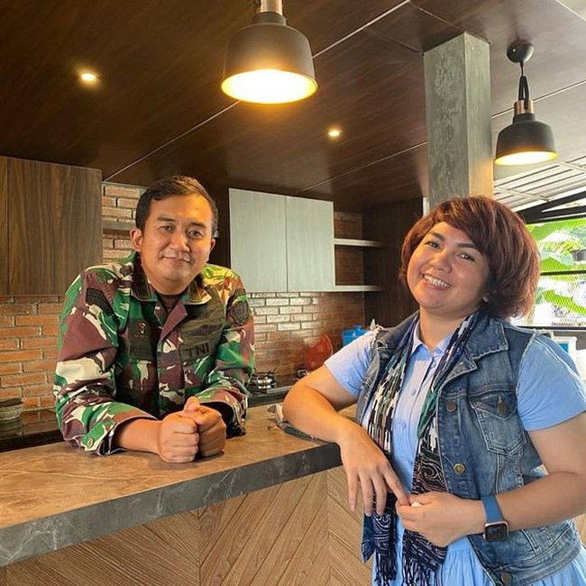 Adalah Kolonel CPN Cahyo Permono, nama calon suami Joy Tobing. Ia melamar Joy setelah tiga bulan pacaran. (Foto: Instagram/@joydestinytobing)