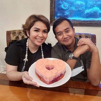 Ucapan selamat juga terlihat memenuhi kolom komentar foto yang diunggah di akun Instagram milik Cahyo dan juga akun Instagram milik Joy Tobing. (Foto: Instagram/@joydestinytobing)