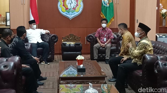 Kades Kebonagung Widodo dkk bertemu Bupati Kendal Dico Ganinduto