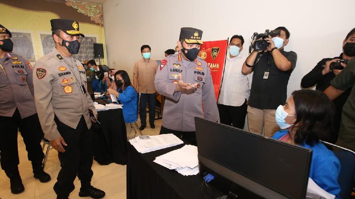 Kapolri Jenderal Listyo Sigit Prabowo mengecek vaksinasi COVID-19 menggunakan Sinovac di Universitas BSI Bekasi