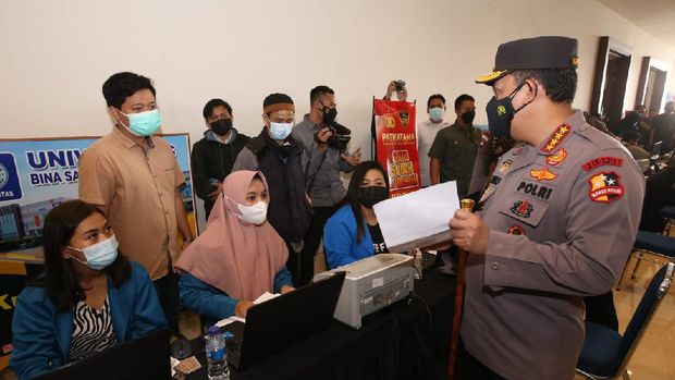 Kapolri Jenderal Listyo Sigit Prabowo mengecek vaksinasi COVID-19 menggunakan Sinovac di Universitas BSI Bekasi