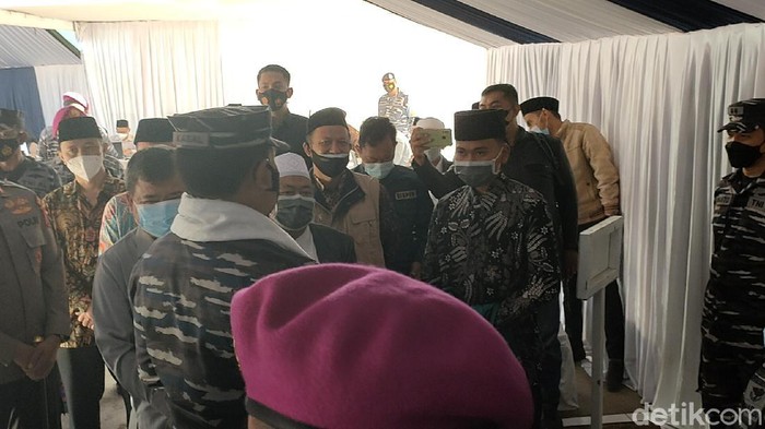 KASAL Laksamana TNI Yudo Margono berdialog dengan pengurus ponpes dan santri.