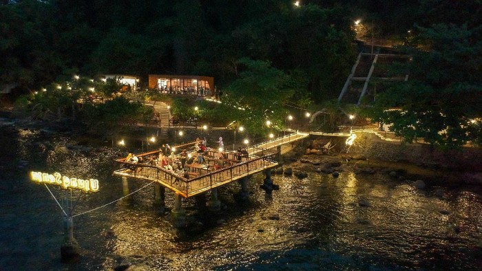 Foto udara suasana kedai kopi dengan latar belakang laut Utara Pulau Jawa di Kedai Kopi Ujung Senja, Desa Ujungnegoro, Kabupaten Batang, Jawa Tengah, Jumat (3/9/2021). Pihak pengelola kedai bekerja sama dengan pemerintah desa setempat mengembangkan potensi wisata kuliner yang berlokasi di pantai Ujungnegoro dengan pemandangan laut untuk menarik wisatawan saat pandemi COVID-19 dengan status PPKM Kabupaten Batang pada level 2. ANTARA FOTO/Harviyan Perdana Putra/aww.