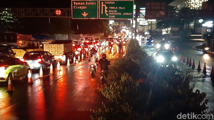 Kendaraan Memadati Puncak Bogor