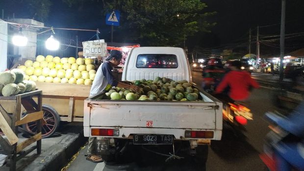 Kondisi PKL di trotoar pasar Induk Kramat Jati saat malam, Jumat (3/9/2021).