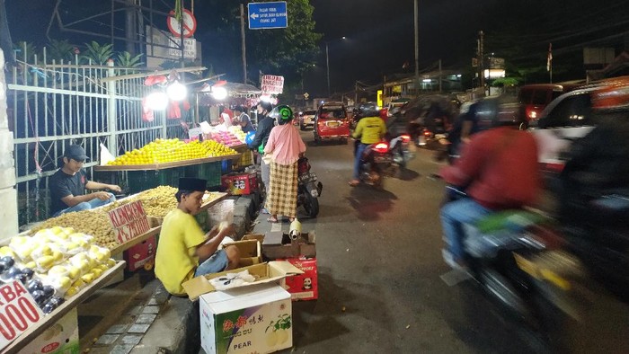 Kondisi PKL di trotoar pasar Induk Kramat Jati saat malam, Jumat (3/9/2021).