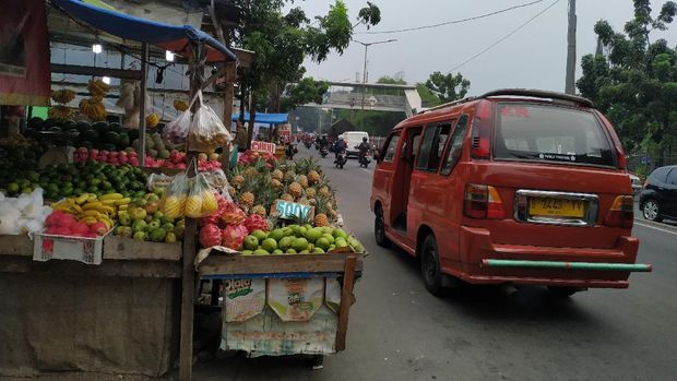 Kondisi PKL di trotoar Pasar Induk Kramat Jati saat sore hari, Jumat (3/9/2021).