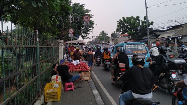 Kondisi PKL di trotoar Pasar Induk Kramat Jati saat sore hari, Jumat (3/9/2021).