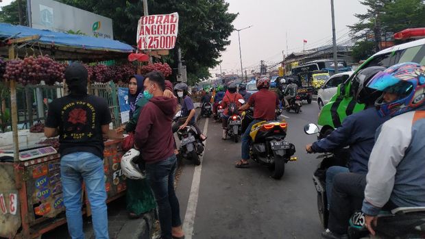 Kondisi PKL di trotoar Pasar Induk Kramat Jati saat sore hari, Jumat (3/9/2021).