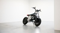 Meski berukuran mungil, namun motor BMW mengusung tenaga yang cukup mumpuni. Dengan berat 120 kg, konsep mini bike CE 02 ini dapat menghasilkan tenaga hingga 15 hp dan kecepatan maksimalnya 90 km per jam. Foto: doc. BMW Motorrad