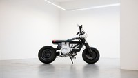 Desain BMW mini bike CE 02 berkesan minimalis. Hal ini terlihat dari rangka bodinya, yang punya sedikit melengkung antara jok motor dengan setang sepeda. Selain itu penggunaan roda berukuran 15 inci serta cakram chunky menambah kesan minimalis namun tetap gahar. Foto: doc. BMW Motorrad