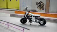 BMW konsep CE 02 diperkenalkan sebagai sepeda motor listrik yang bakal asyik dikendarai di wilayah perkotaan. Foto: doc. BMW Motorrad