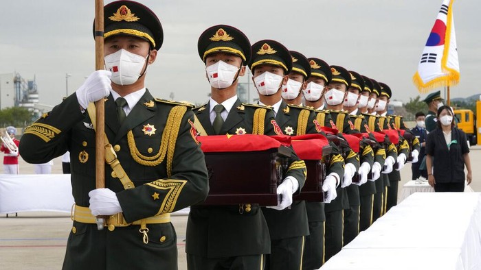 Korsel Pulangkan Kerangka Tentara China yang Gugur di Perang Korea A Chinese honor guard with caskets containing the remains of Chinese soldiers moves into a cargo airplane during the handing over ceremony at the Incheon International Airport in Incheon, South Korea, Thursday, Sept. 2, 2021. The remains of 109 Chinese soldiers killed during the 1950-53 Korean War were transferred from the temporary columbarium in South Korea to the airport to return home for permanent burial. (AP Photo/Ahn Young-joon, Pool)