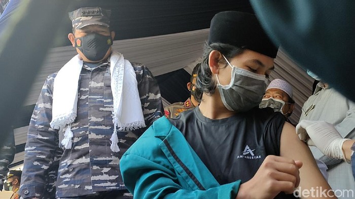 KSAL pimpin vaksinasi di ponpes Garut