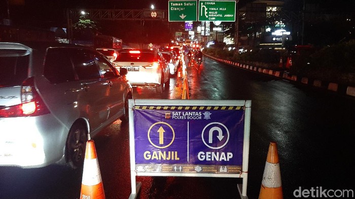 Arus lalu lintas di kawasan Puncak Bogor menjelang akhir pekan malam ini terpantau mengalami kemacetan.