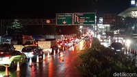 Pantauan detikcom, pukul 19.00 WIB, Jumat (3/9/2021), kemacetan terjadi mulai Simpang Gadog menuju Puncak Bogor. Antrean kendaraan mengular dan perlahan merayap melewati simpang Megamendung.