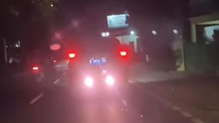 Lampu belakang mobil bikin silau