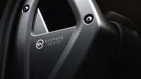 Hadir juga ukiran khusus bertuliskan One of 300 serta logo SV Bespoke pada mobil edisi spesial tersebut. (landrover.com)