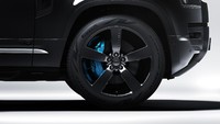 Mobil edisi spesial James Bond ini menggabungkan Extended Black Pack dengan velg Luna Gloss Black berukuran 22 inci serta kaliper rem depan Xenon Blue yang khas. (landrover.com)