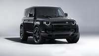 Membahas bagian eksteriornya, mobil ini dibalut dengan kelir hitam hampir di seluruh bodi. (landrover.com)