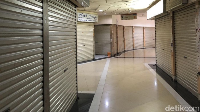 Pandemi Corona memukul sektor bisnis dan menyasar sejumlah kios di pusat perbelanjaan. Salah satunya di Roxy Square, Jakarta.