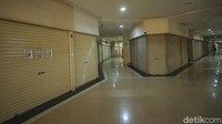 Sementara lorong-lorong kosong di Roxy Square telah terasa sejak beberapa tahun lalu bahkan sebelum pandemi COVID-19 melanda. Hanya segelintir penyewa yang bertahan hingga kini, jumlahnya pun tak banyak. Kebanyakan dari mereka menempati kios tepat di depan pintu masuk mal.