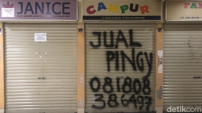 Lorong Sunyi di Roxy Square Pandemi Corona memukul sektor bisnis dan menyasar sejumlah kios di pusat perbelanjaan. Salah satunya di Roxy Square, Jakarta.