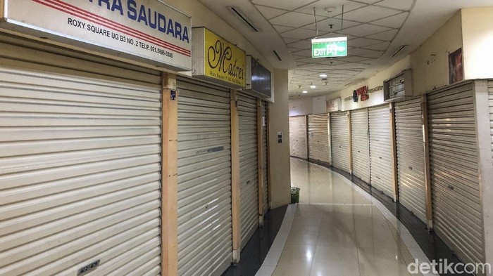 Lorong Sunyi di Roxy Square Pandemi Corona memukul sektor bisnis dan menyasar sejumlah kios di pusat perbelanjaan. Salah satunya di Roxy Square, Jakarta.
