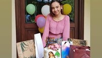 Kalau ini pose imut Lyodra berpose di hadapan kue tart yang penuh dengan hiasan bunga dan wajah dirinya. Serta beberapa kotak hadiah. Foto: Instagram @lyodraofficial