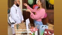 Punya hubungan yang dekat dengan salah satu temannya bernama Glend. Lyodra secara malu-malu menyuapi kue untuk Glend. Foto: Instagram @lyodraofficial
