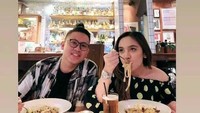  Rayakan hari Valentine bersama, begini pose Lyodra dan Glend saat tengah menikmati pasta yang enak. Foto: Instagram @lyodraofficial