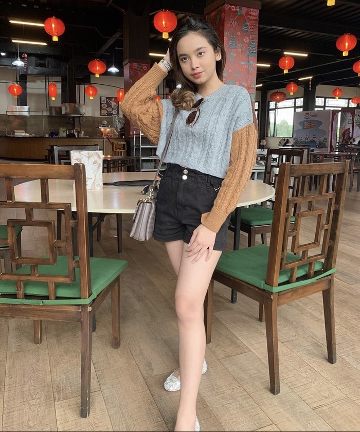 Masuk Nominasi Wanita Tercantik Dunia, Ini Pose Imut Lyodra Ginting Saat Makan Kue