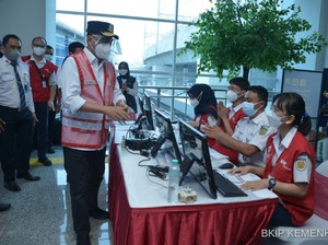 Menhub Apresiasi PT KCI Vaksinasi 12.141 Warga di 10 Stasiun KRL