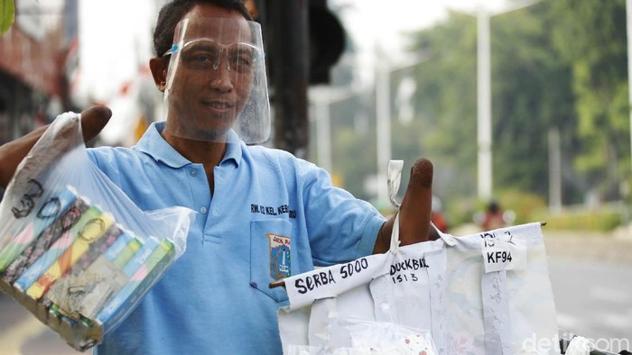 Meski Raga Tak Sempurna, Mereka Tetap Gigih Berusaha Pandemi sangat berdampak pada perekonomian masyarakat. Tak sedikit yang tutup usaha atau bahkan kena PHK. Tapi dibalik itu masih ada yang tetap gigih berusaha meski kondisi tubuh tak sempurna.
Mereka ialah Rahmat (55), Ali (45), Ryan (40) dan Iwan (45), penyintas disabiltas tak mengenal batas meski tubuhnya terbatas.