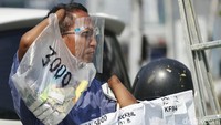 Meskipun demikian ia tetap semangat dan berjuang mencari nafkah untuk keluarga di saat-saat seperti ini. Ia tetap berjualan dengan menerapkan protokol kesehatan meskipun hanya dengan memakai Face Shield. 