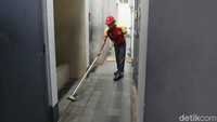 Dengan diberikan kepercayaan saat diterima kerja, Ryan pun langsung bekerja dengan profesional. Kini ia sudah menjalani profesinya 13 tahun dengan bekerja sebagai petugas SPBU meski kehilangan satu tangannya.