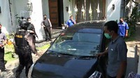 Penggeledahan penyidik KPK itu dimulai sejak pukul 11.00 WIB. Mereka tak hanya melakukan penggeledehan di rumah pasutri yang masing-masing menjadi bupati 2 periode. KPK juga menggeledah kantor Pemkab Probolinggo lantai 2, rumah dinas, dua kecamatan dan satu balai desa.