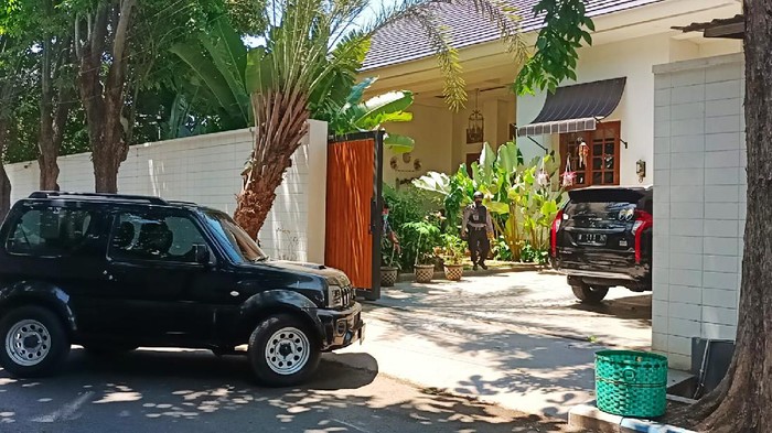 Selama 9 Jam penyidik KPK menggeledah rumah Bupati Probolinggo di Jalan Ahmad Yani No 9 Kelurahan Sukabumi Kecamatan Mayangan. Dari hasil penggeledahan itu, KPK membawa barang bukti sebanyak 5 koper besar, Kamis (2/9/2021). Penggeledahan dilakukan terkait suap jual beli jabatan kades.