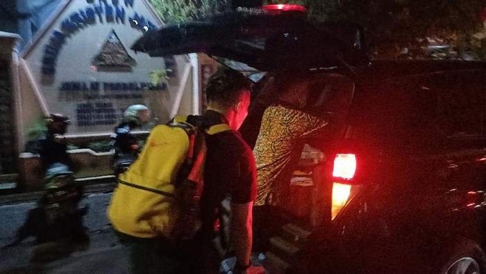 Momen KPK Amankan 5 Koper dari Rumah Bupati Probolinggo Selama 9 Jam penyidik KPK menggeledah rumah Bupati Probolinggo di Jalan Ahmad Yani No 9 Kelurahan Sukabumi Kecamatan Mayangan. Dari hasil penggeledahan itu, KPK membawa barang bukti sebanyak 5 koper besar, Kamis (2/9/2021). Penggeledahan dilakukan terkait suap jual beli jabatan kades.