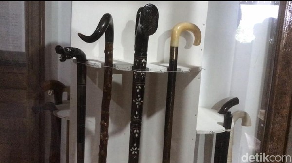 Di Museum Buya Hamka terdapat banyak benda memorabilia yang dipakai oleh sang ulama semasa hidup. Salah satunya adalah tongkat yang jadi ciri khas Buya Hamka. Di Museum Buya Hamka terdapat banyak benda memorabilia yang dipakai oleh sang ulama semasa hidup. Salah satunya adalah tongkat yang jadi ciri khas Buya Hamka.Â