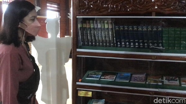 Semasa hidup, Buya Hamka telah menelurkan berbagai karya buku yang monumental. Buya Hamka telah mewariskan keteladanan dan karya-karya hebat untuk umat manusia. Semasa hidup, Buya Hamka telah menelurkan berbagai karya buku yang monumental. Buya Hamka telah mewariskan keteladanan dan karya-karya hebat untuk umat manusia.Â
